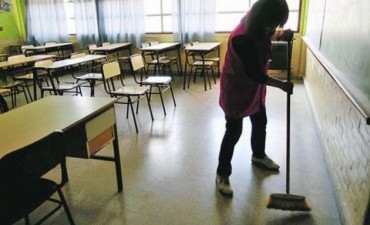 Docentes vuelven a las aulas pero no hay limpieza.