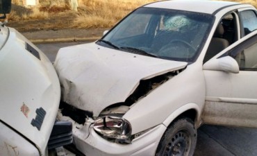 Derrap&oacute; por la escarcha y se fue contra una camioneta