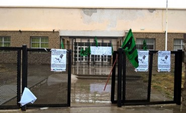 ATE tom&oacute; el acceso de escuela y comienzan las denuncias penales