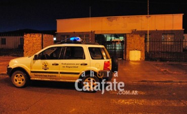 Polic&iacute;as custodian ingresos de escuela para evitar que ingrese ATE