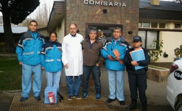 Vacunan a polic&iacute;as locales