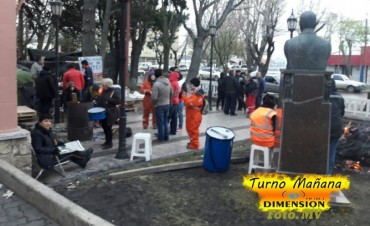 Jubilados estatales toman el acceso a Casa de Gobierno