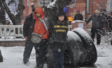 Jubilados estatales siguen ocupando Casa de Gobierno 