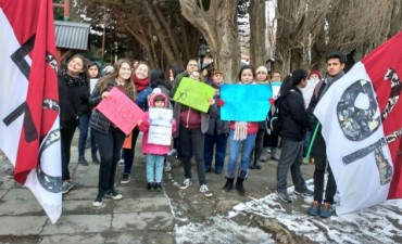 J&oacute;venes piden tener clases.