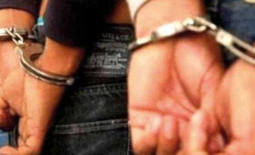 Pareja detenida por agredir a polic&iacute;as.