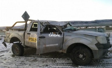 Camioneta vuelca en la Ruta 40