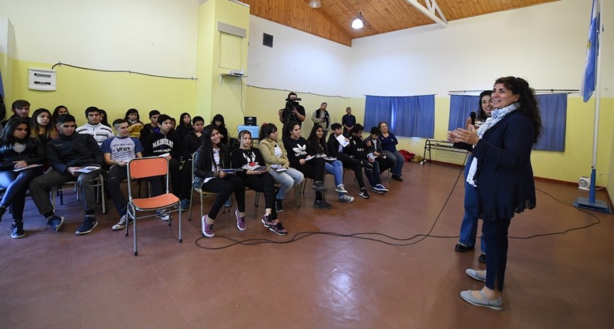 El Senado fue a escuelas de Tres Lagos y El Chalt&eacute;n