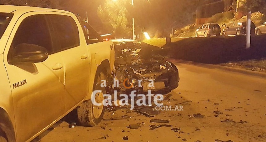 Choc&oacute; con veh&iacute;culos estacionados