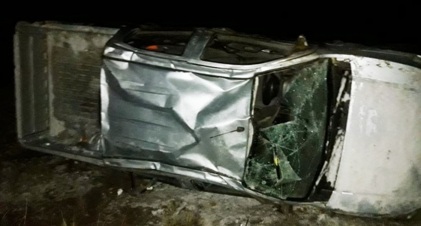 Cuatro lesionados en vuelco en la ruta 11