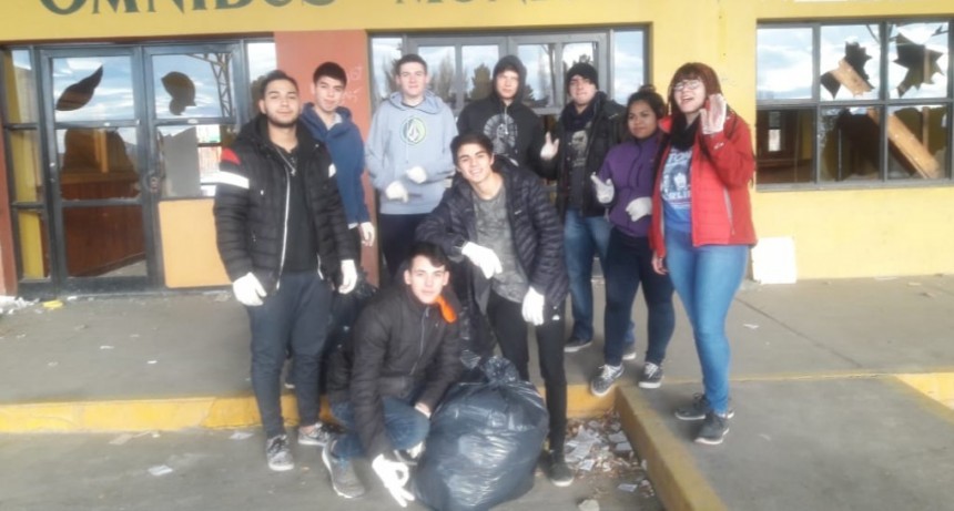 J&oacute;venes realizaron limpieza en la Ex terminal
