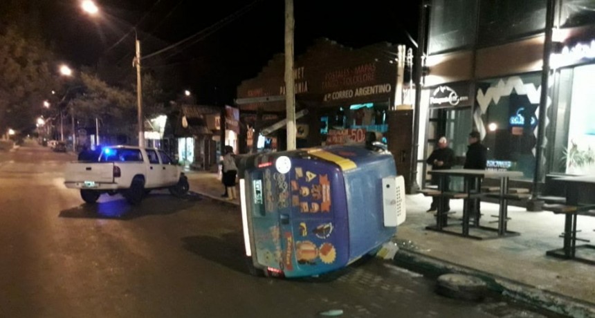 Choc&oacute; e hizo volcar a otro veh&iacute;culo
