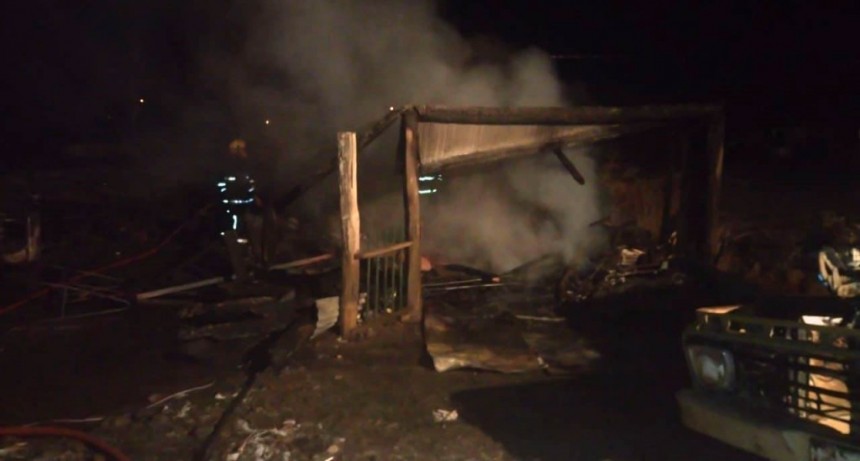 Fuego destruy&oacute; galp&oacute;n familiar