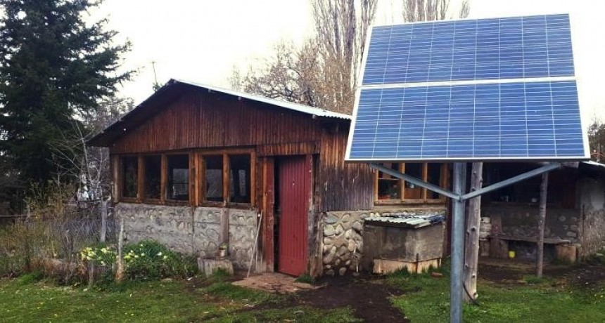 Entregan kits de energ&iacute;a solar a hogares rurales de Santa Cruz
