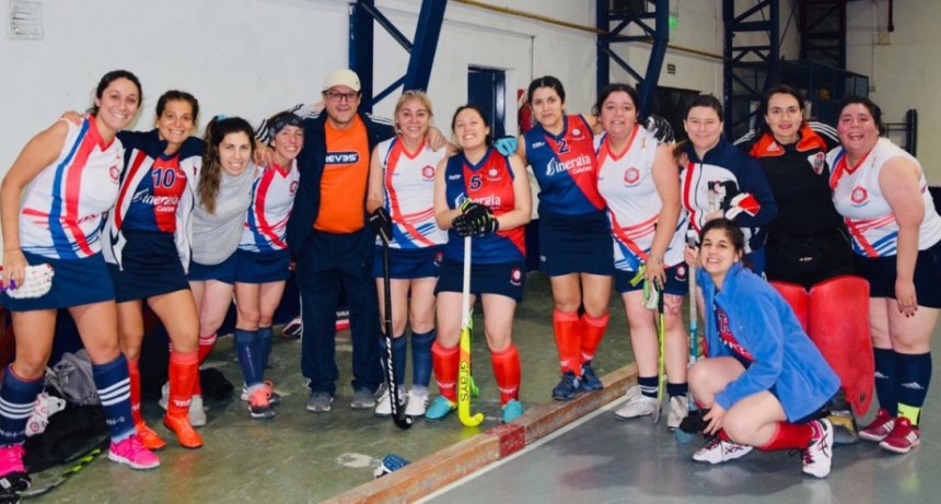 Las Mamis de Calafate Hockey jugaron en el Fin del Mundo