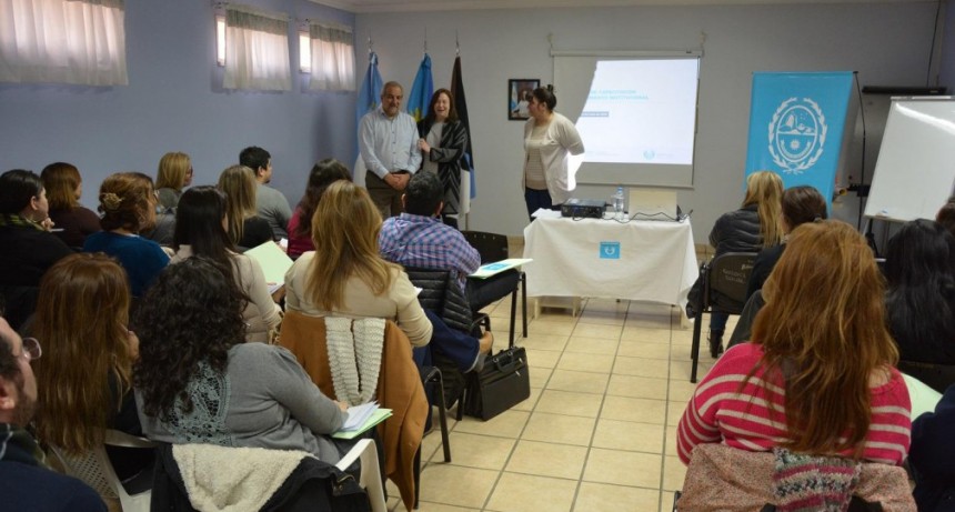 Capacitan a oficinas municipales de ni&ntilde;ez de la Zona Sur