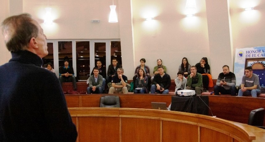 Nicol&aacute;s Kasanzew disert&oacute; en El Calafate sobre Malvinas