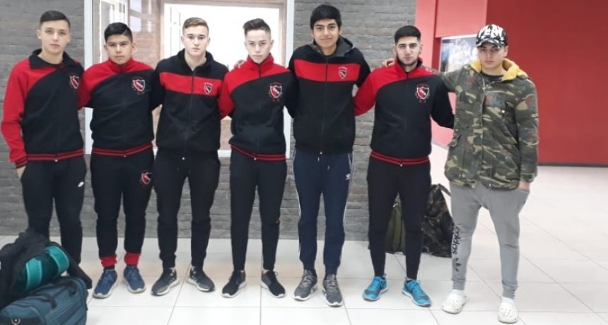 Jugadores de El Calafate en la Pre Araucan&iacute;a de F&uacute;tbol