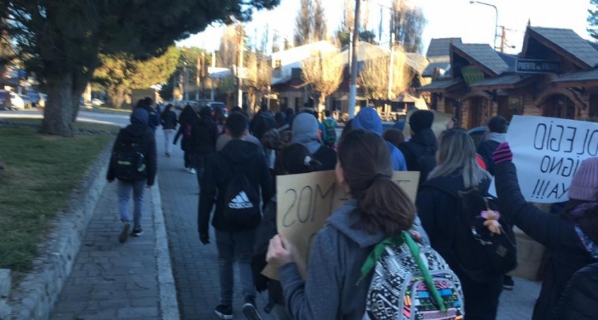 Industrial 9. Estudiantes reclaman por el edificio. Un funcionario provincial prometi&oacute; venir
