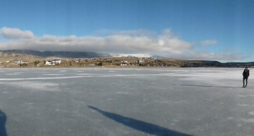 Se congel&oacute; la bah&iacute;a. A Patinar!