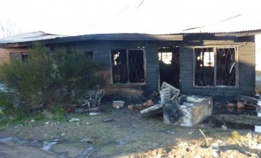 Incendio devor&oacute; vivienda y pertenencias de una familia