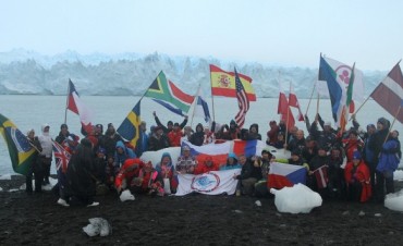 Nadan frente al Glaciar Perito Moreno.