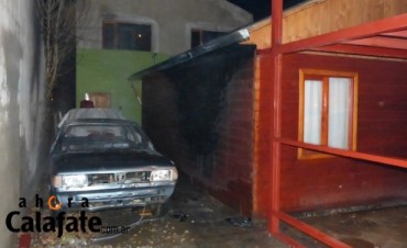 Incendio en un auto afecta vivienda