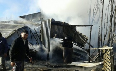 Incendio de vivienda y taller, con bombero lesionado