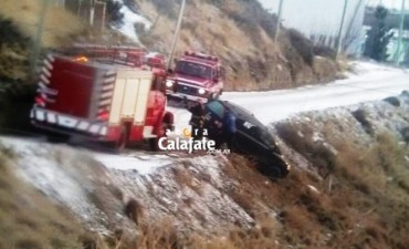 Bomberos rescatan auto que casi se desbarranca