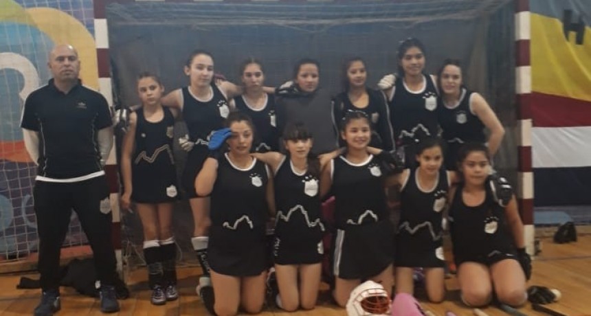 Las chicas de El Chalten Campeonas en el Sub. 14 de Hockey Pista