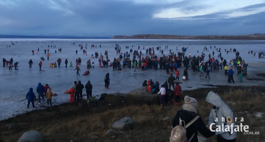Vacaciones. Una multitud sobre la bah&iacute;a congelada