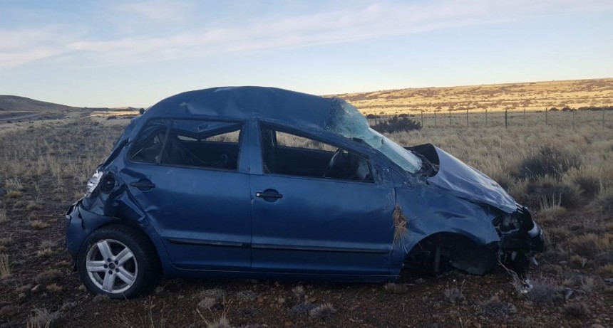 Muere una mujer en vuelco camino a El Calafate