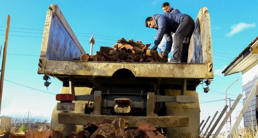 El municipio de El Calafate comenz&oacute; el reparto de le&ntilde;a