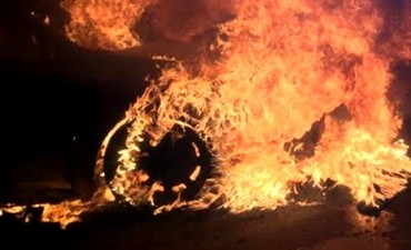 Due&ntilde;o de veh&iacute;culo incendiado descarta la hip&oacute;tesis de problemas personales.
