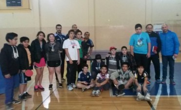 Ni&ntilde;os calafate&ntilde;os en la Final Provincial Evita de Tenis de Mesa
