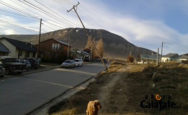 Ca&iacute;da de poste de luz obliga a dejar sin luz a varios barrios