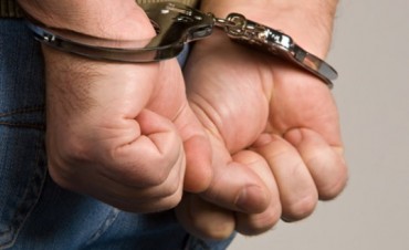 Bombero detenido por denuncia de su esposa.