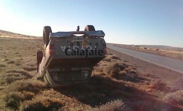 Una familia volc&oacute; en la ruta 40