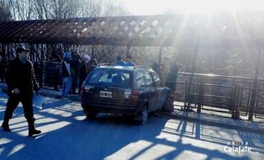 Tras imprudente maniobra, choc&oacute; contra el puente 