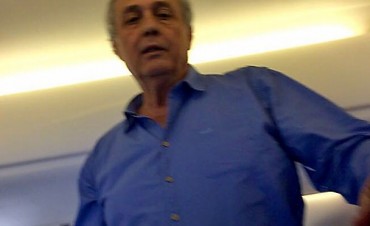Funcionario protagoniz&oacute; esc&aacute;ndalo en pleno vuelo y golpe&oacute; a un periodista