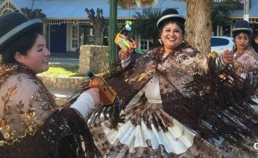 Bolivianos en procesi&oacute;n por la Virgen de Urkupi&ntilde;a