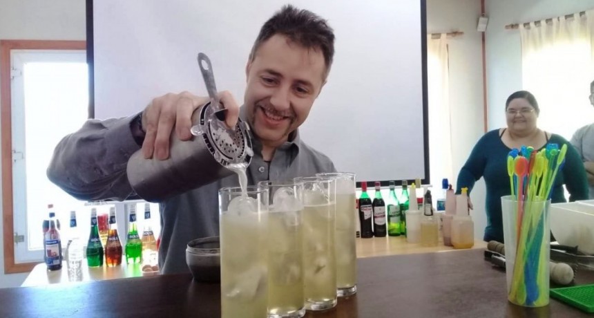 UTHGRA ofreci&oacute; curso de bartender 