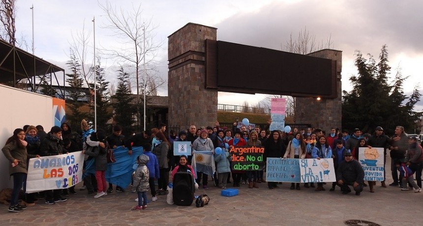 En El Calafate tambien se manifestaron Por las 2 Vidas