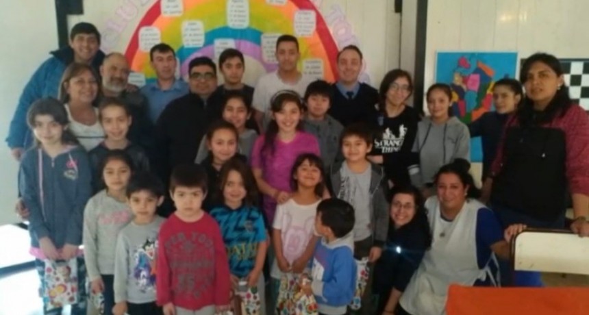 Polic&iacute;as llevaron presentes a ni&ntilde;os de una escuela rural