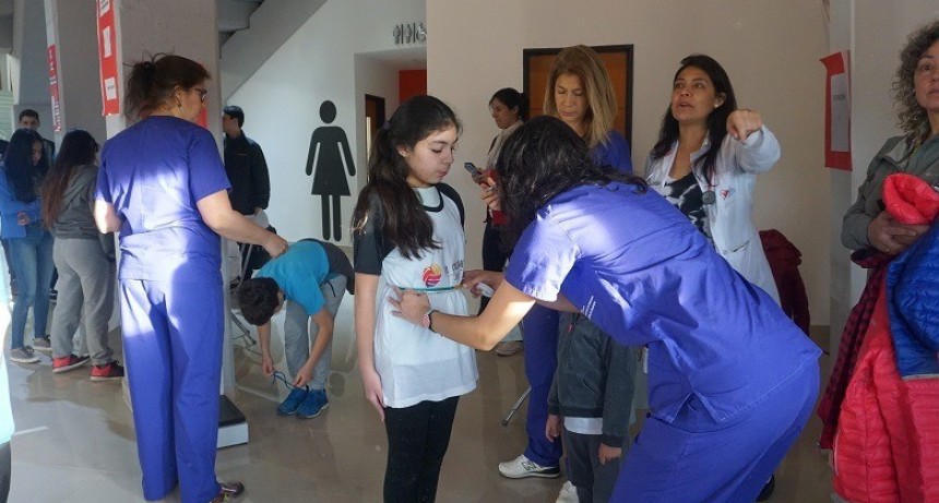 Equipo m&eacute;dico evalu&oacute; a j&oacute;venes deportistas en el nuevo Estadio 
