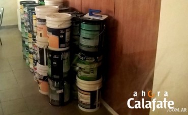 Escuela recibi&oacute; 80 mil pesos, compraron pintura, pero no hay quien pinte