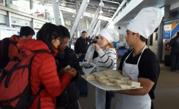S&aacute;ndwich de miga y licor de calafate para los turistas