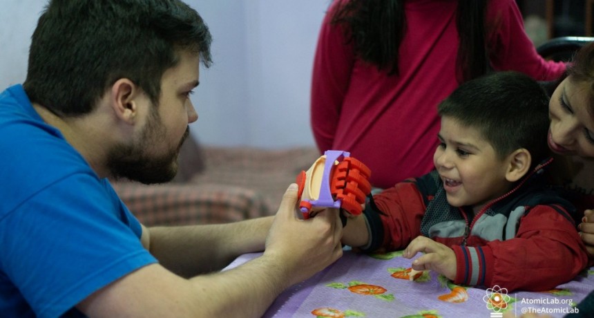 Llega a El Calafate el joven inventor que regala pr&oacute;tesis