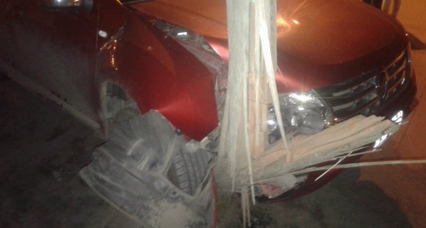Le chocaron su auto estacionado y qued&oacute; incrustado a un poste