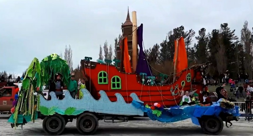 VIDEO. Carrozas y comparsas pusieron color a una gris bienvenida de la primavera