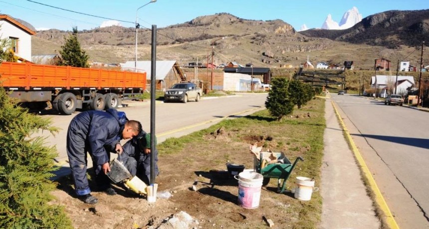 El Chalt&eacute;n. Instalan luminarias en calles